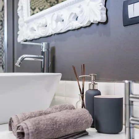 Black & White Flat In Naviglio/ Porta Genova 아파트 밀라노