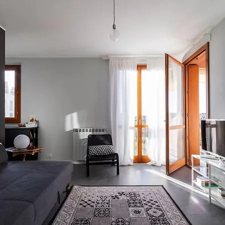 Black & White Flat In Naviglio/ Porta Genova 밀라노