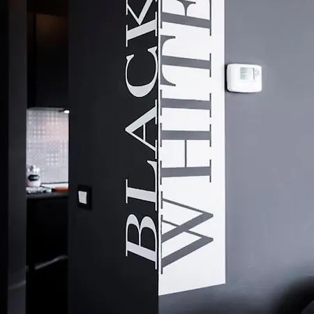 아파트 Black & White Flat In Naviglio/ Porta Genova *
