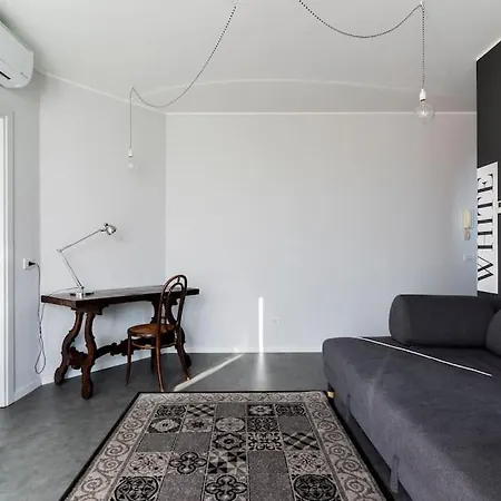 아파트 Black & White Flat In Naviglio/ Porta Genova