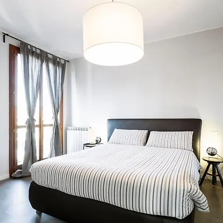 아파트 Black & White Flat In Naviglio/ Porta Genova