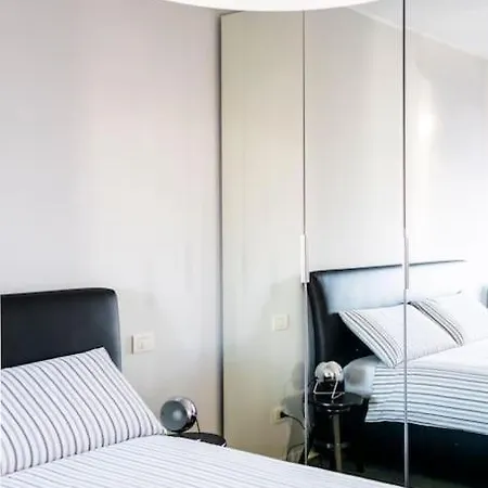 Black & White Flat In Naviglio/ Porta Genova 밀라노