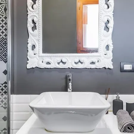 아파트 Black & White Flat In Naviglio/ Porta Genova